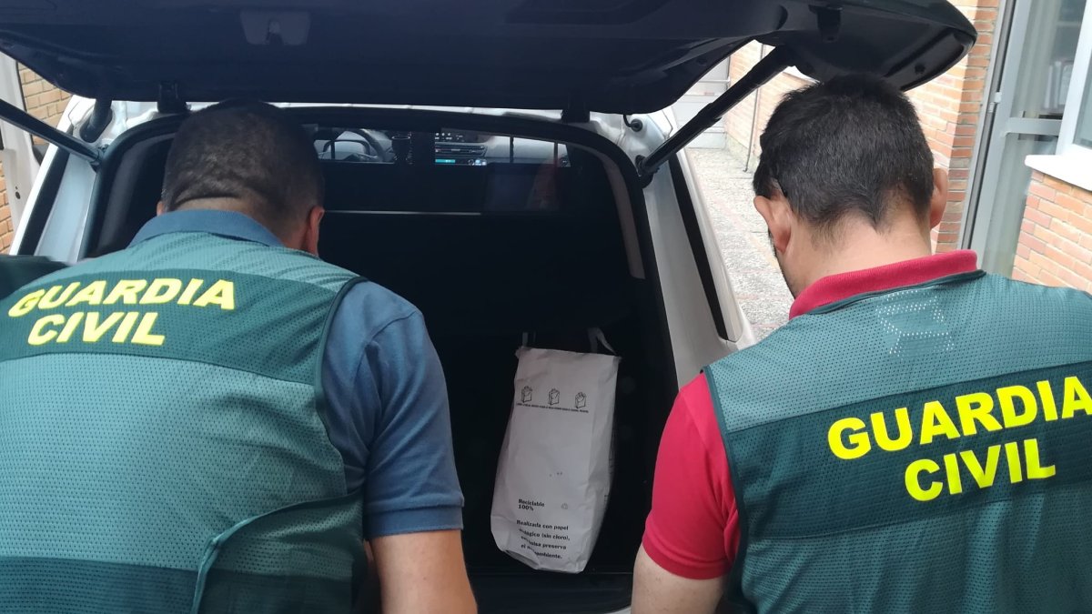 La Guardia Civil inspecciona el vehículo