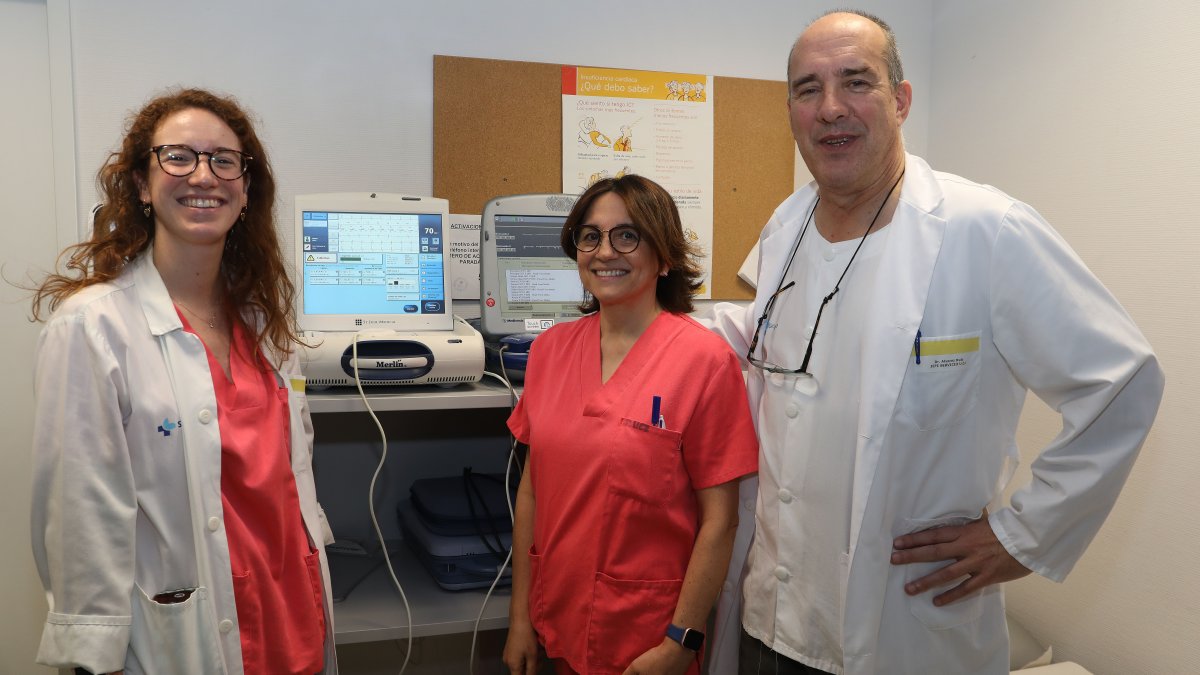 (IaD) MIR de Medicina Intensiva, dra. Ángela Corbato, enfermera de marcapasos, Ángeles Antolinez; y el jefe de Medicina Intensiva, dr.Antonio Álvarez 