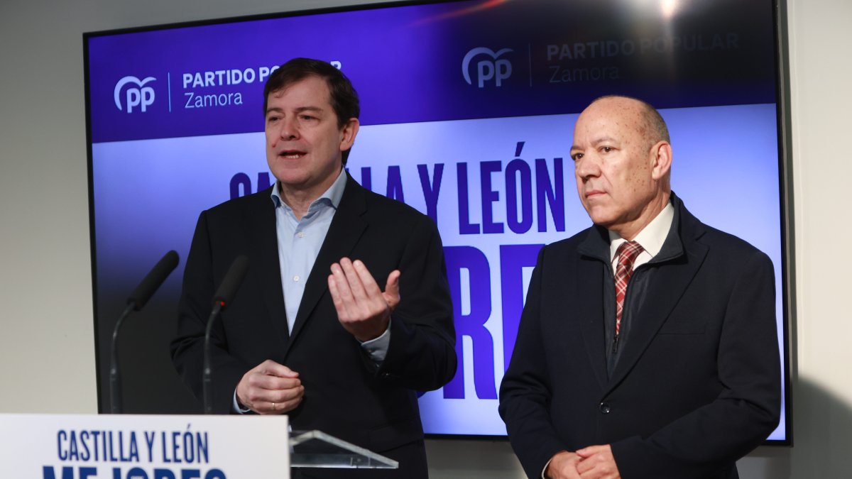 El presidente del PP de Castilla y León, Alfonso Fernández Mañueco, comparece ante los medios de comunicación en Zamora