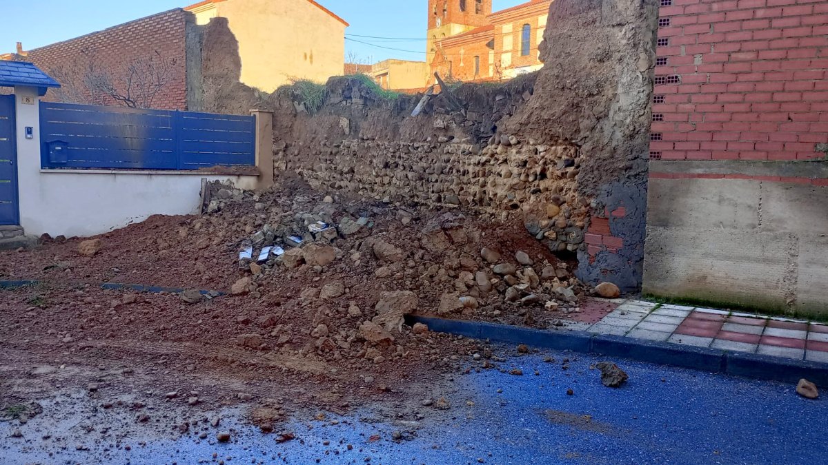 Derrumbe de un muro en la calle Zorita