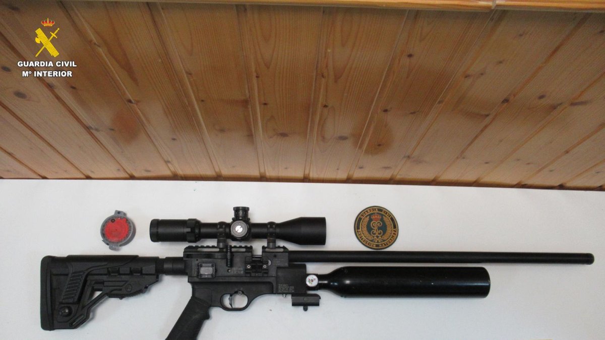 Carabina de aire comprimido con mira telescópica intervenida en Ávila.