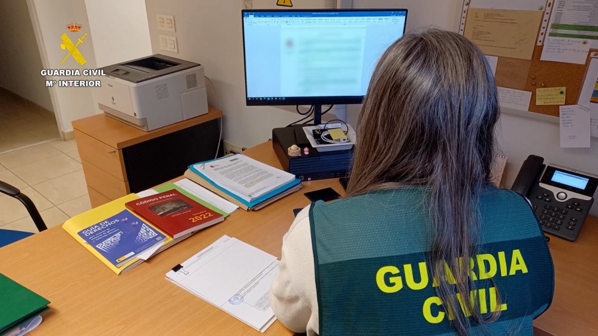Guardia Civil frente a un ordenador, en una imagen de archivo