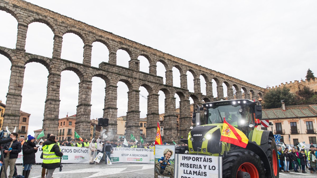 Manifestación a pie y con tractores en el acueducto de Segovia