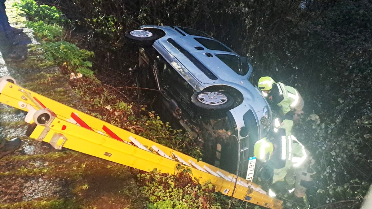 Accidente de un coche al caer por un terraplén de cuatro metros en Villafranca del Bierzo (León)