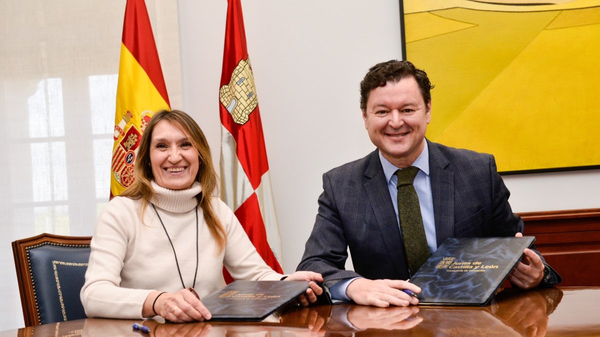 La consejera de Educación, Rocío Lucas, y el director territorial de CaixaBank en Castilla y León, Gerardo Cuartero