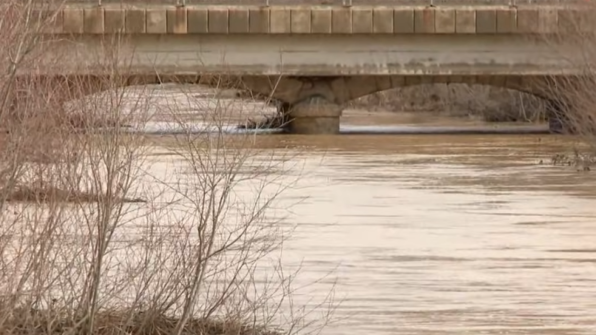 El río Valderaduey se mantiene en aviso por la CHD
