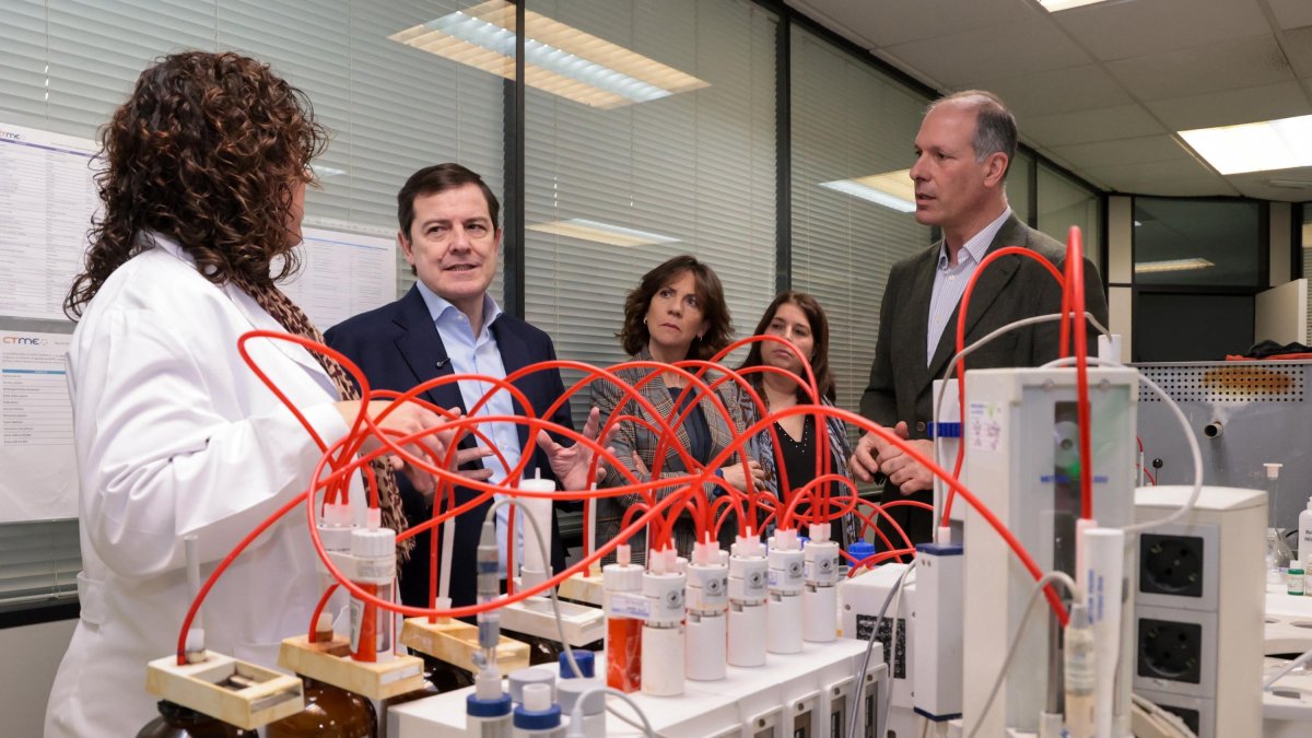 El candidato del PP a la Presidencia de la Junta, Alfonso Fernández Mañueco, durante su visita al Centro Tecnológico de Miranda de Ebro.