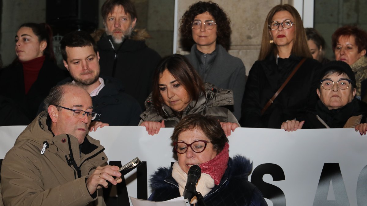 La alcaldesa de Palencia sujeta la pancarta durante la manifestación contra las pantallas acústicas