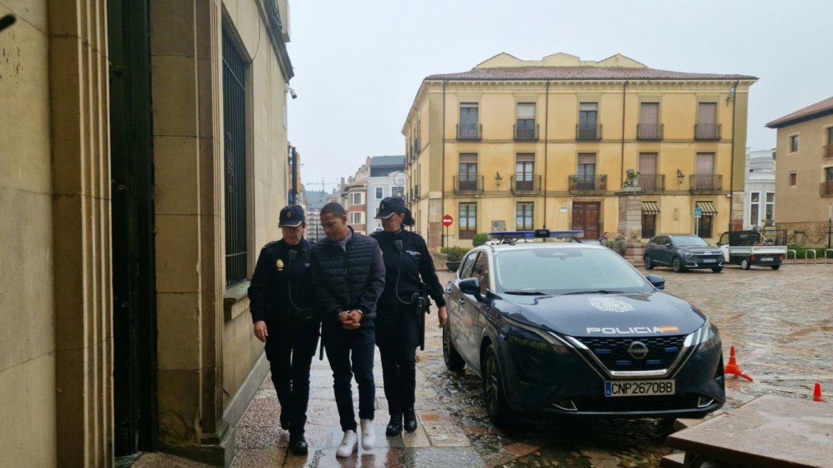 El acusado de homicidio en grado de tentativa tras agredir en febrero de 2023 a un portero de discoteca en Ponferrada, a su entrada a la Audiencia Provincial de León.