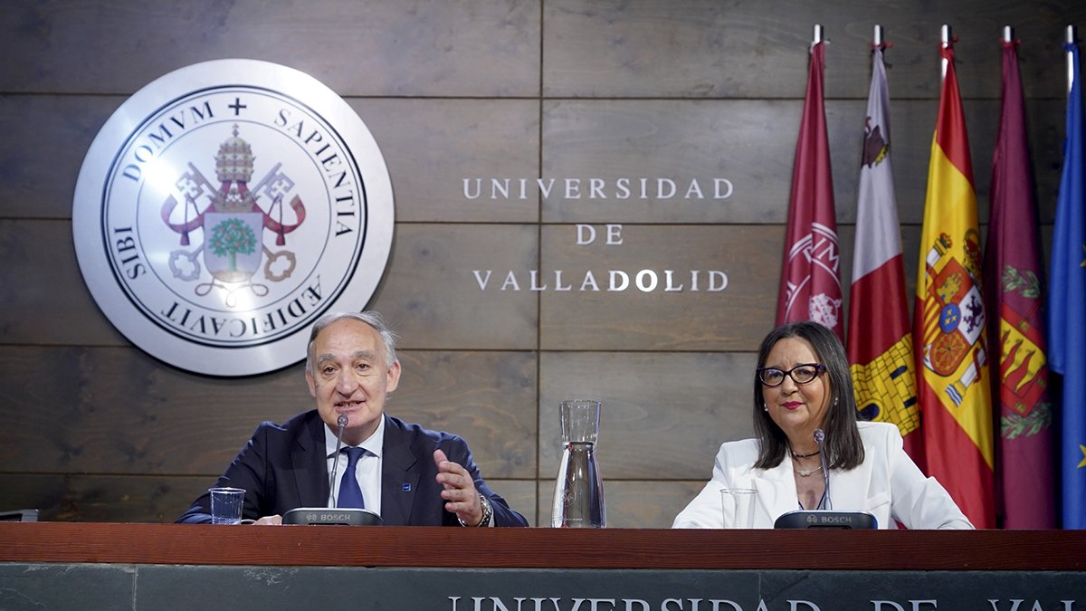 El rector Antonio Largo junto a la vicerrectora de Estudiantes y empleabilidad Cristina de la Rosa