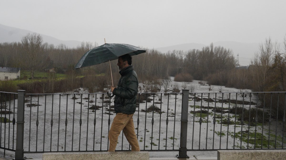 Aumento del caudal del río Cúa a su paso por Cacabelos (León), debido a las intensas lluvias de los últimos días