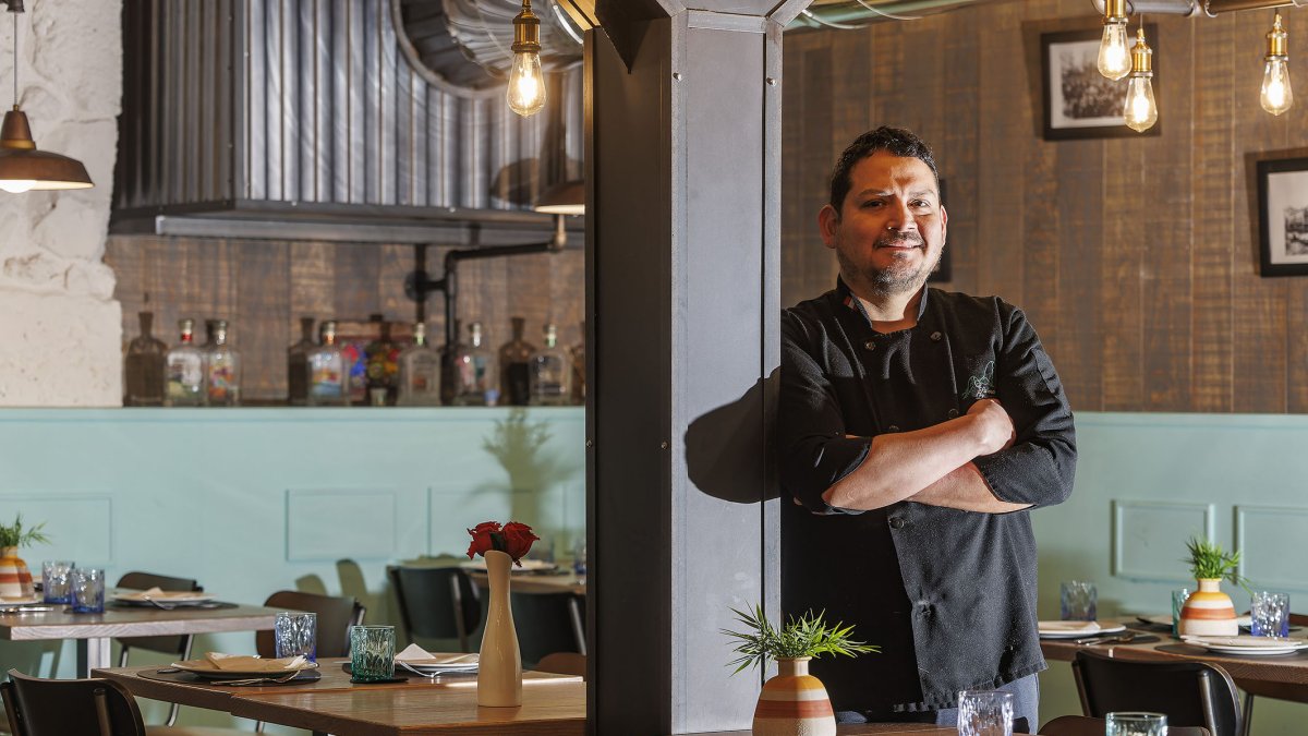 El cocinero Jano Mory posa en la sala del restaurante Sabores Peruanos.