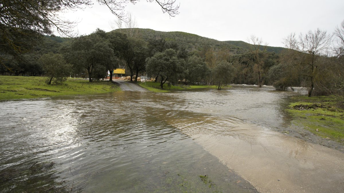 El acceso a la localidad de Requejo (León), inundado por el temporal de lluvias
