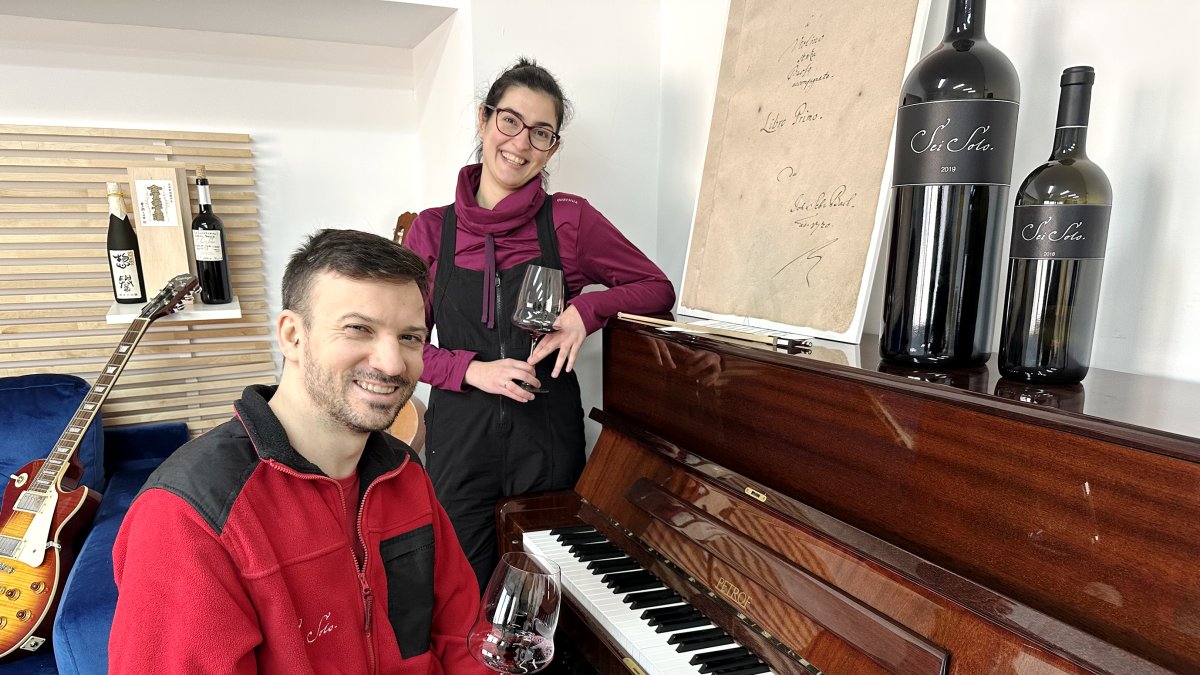 Michael Zacagnini y María Gamboa, en una sala de la bodega con sus vinos sobre el teclado del piano
