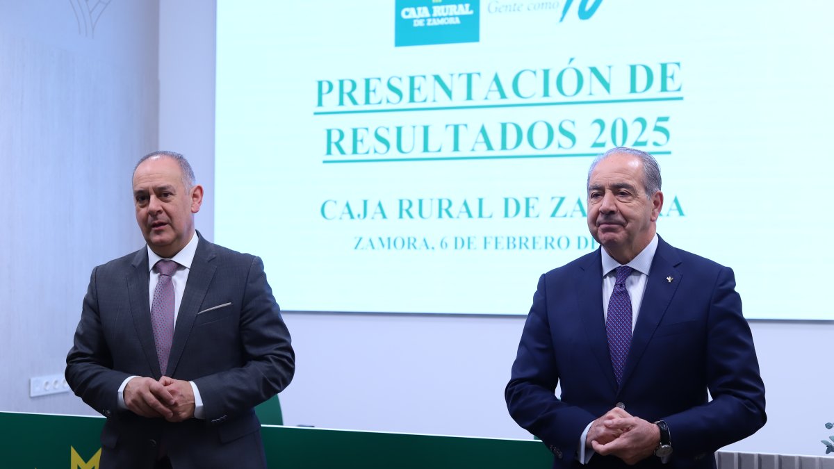 El presidente de Caja Rural Zamora, Nicanor Santos, y el director general, Cipriano García, durante la intervención