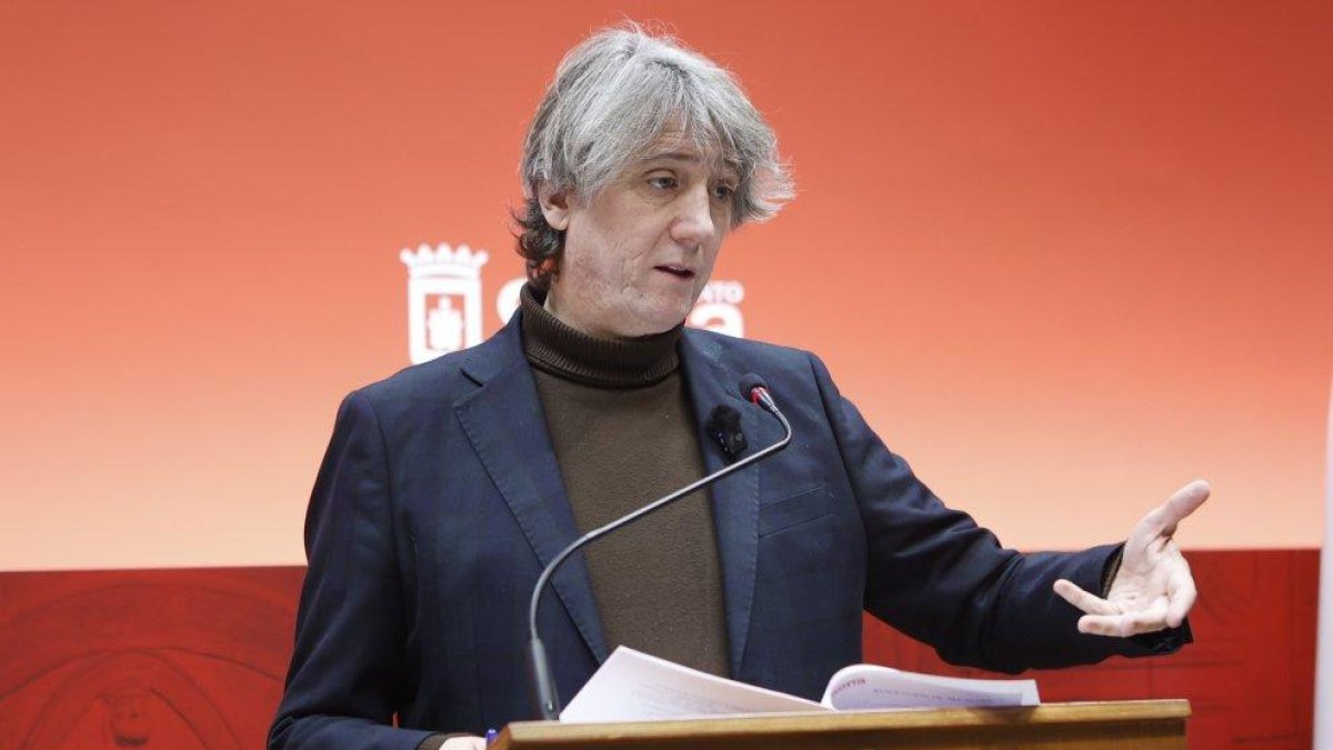 El candidato del PSOECyL, Carlos Martínez, este viernes en el Ayuntamiento de Soria.