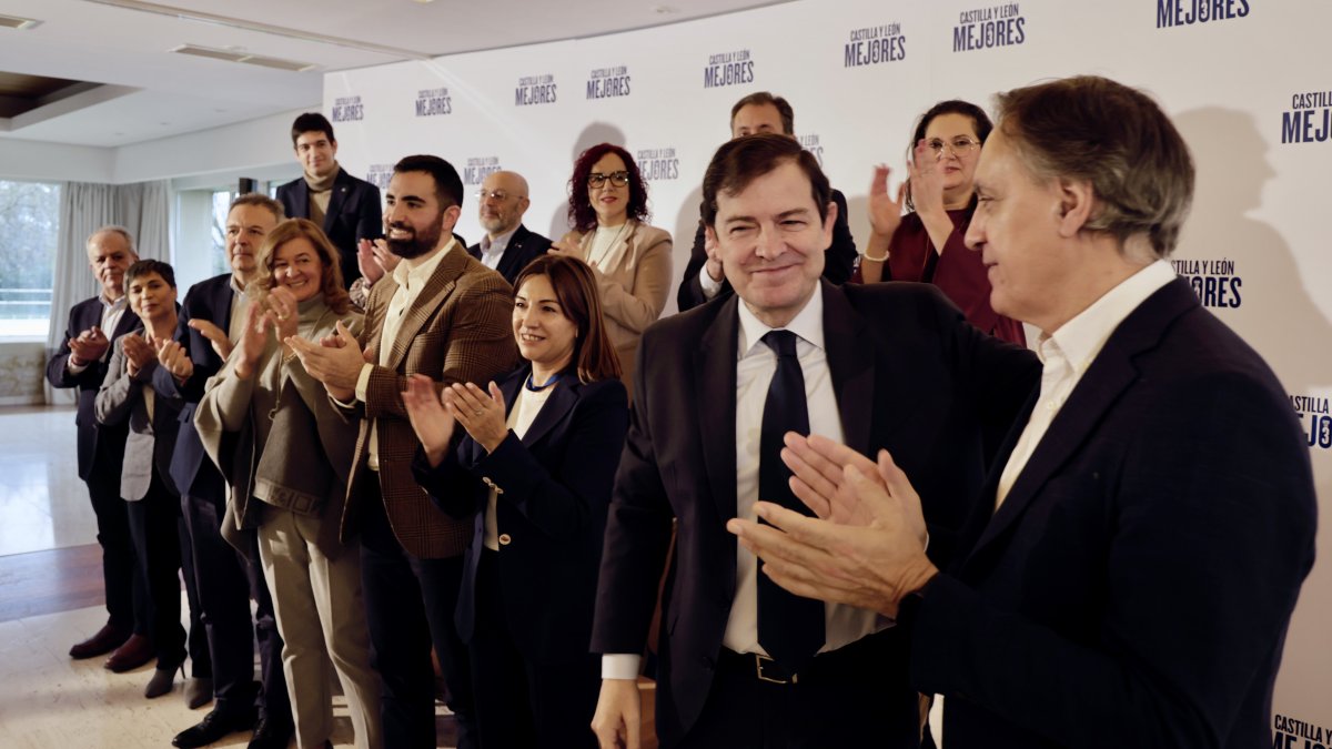 Mañueco junto al alcalde de Salamanca, Carlos García Carbayo, y los miembros de la lista por Salamanca al 15-M.