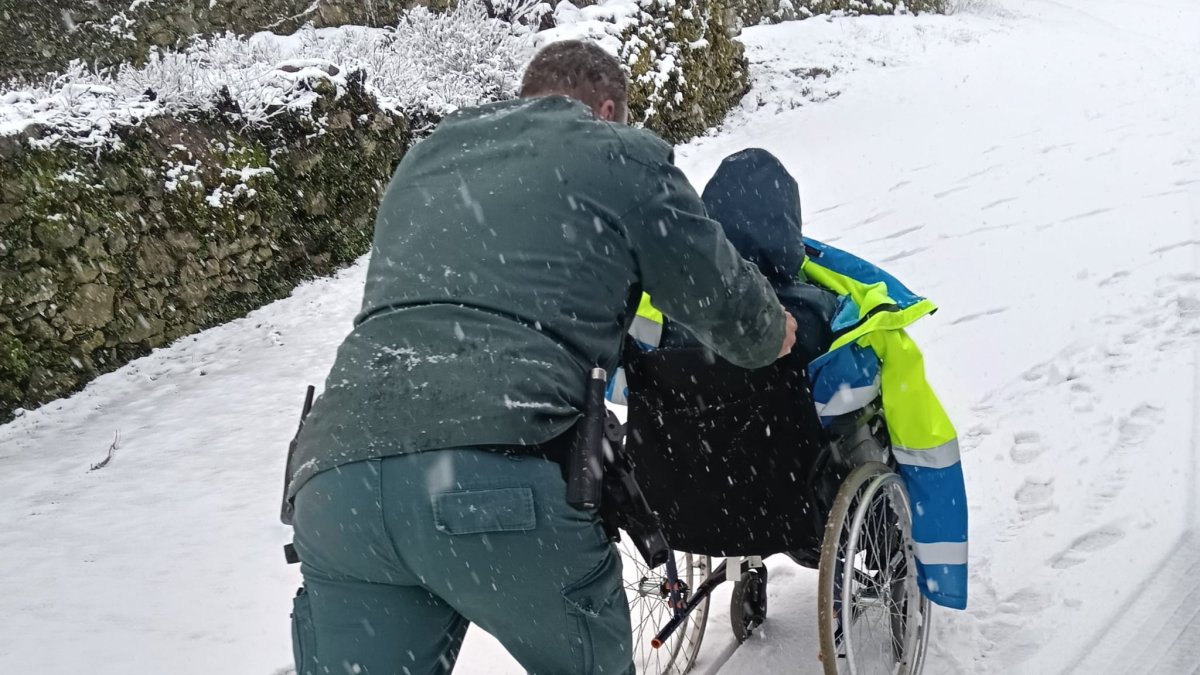 Agentes del Seprona sacan de la nieve una ambulancia que transportaba tres pacientes que volvían de someterse diálisis.