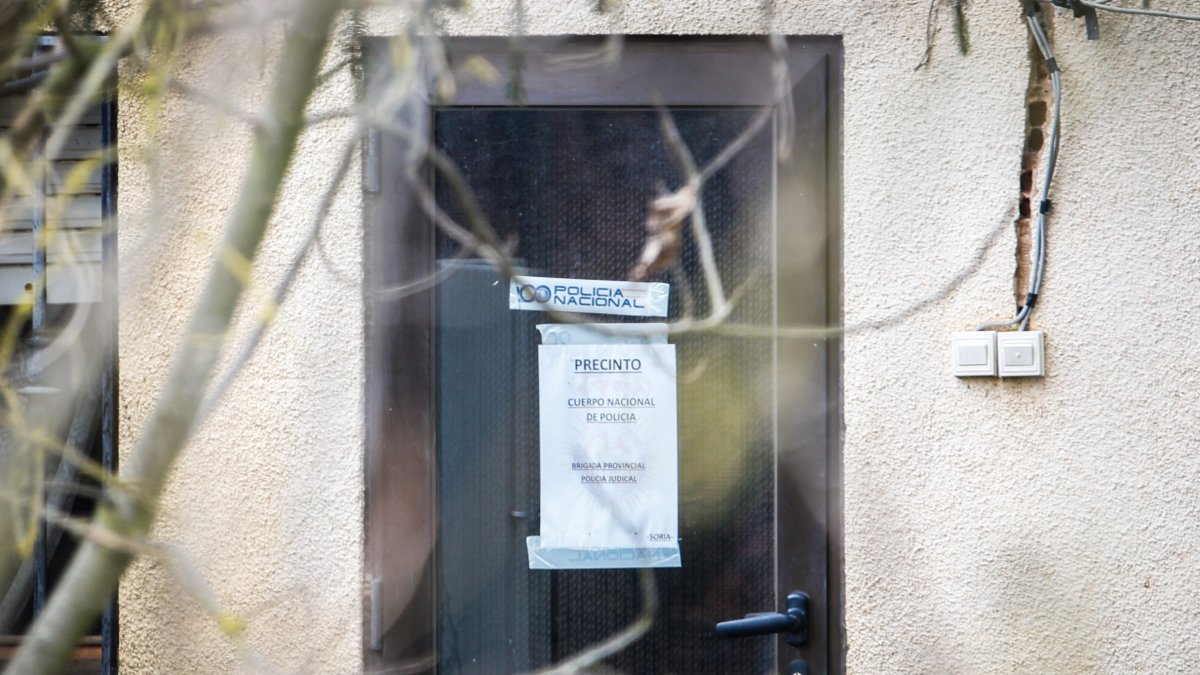 La puerta de entrada al domicilio del ‘lobo de Tajueco’ por el patio donde se observa el precinto policial.