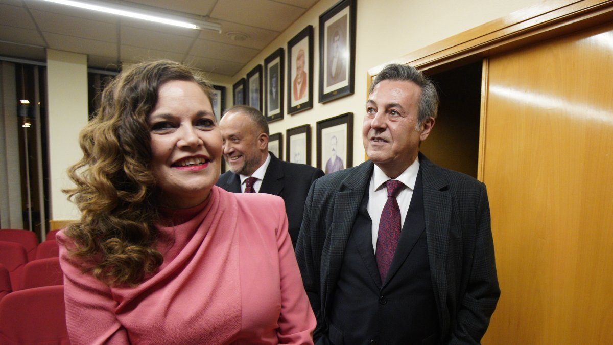  Silvia Cao, alcaldesa de Bembier, junto al periodista José Ribagorda