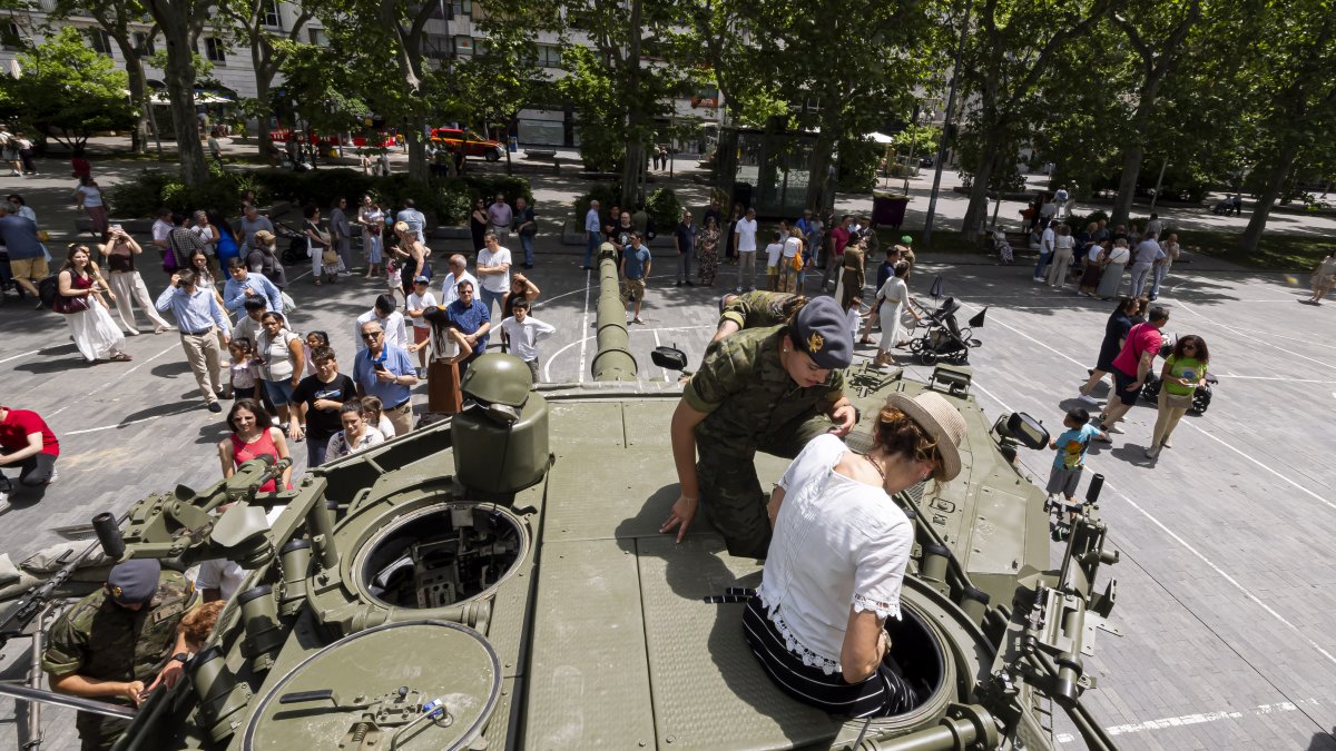 Exposición de armamento por el Día de las Fuerzas Armadas en Valladolid