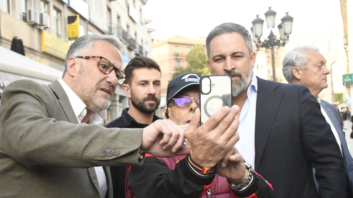 Carlos Pollán y Santiago Abascal, en una imagen de archivo en Segovia junto a un simpatizante de VOX.