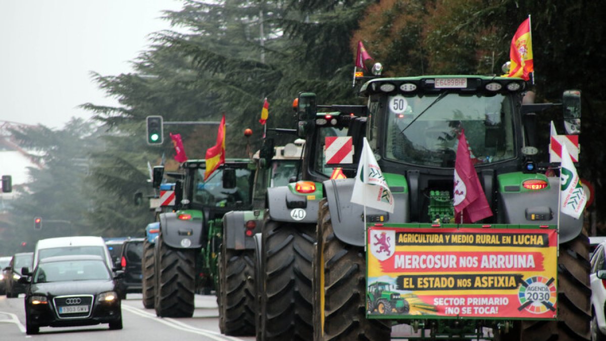 Los tractores parten de León para participar en la manifestación del miércoles en Madrid.