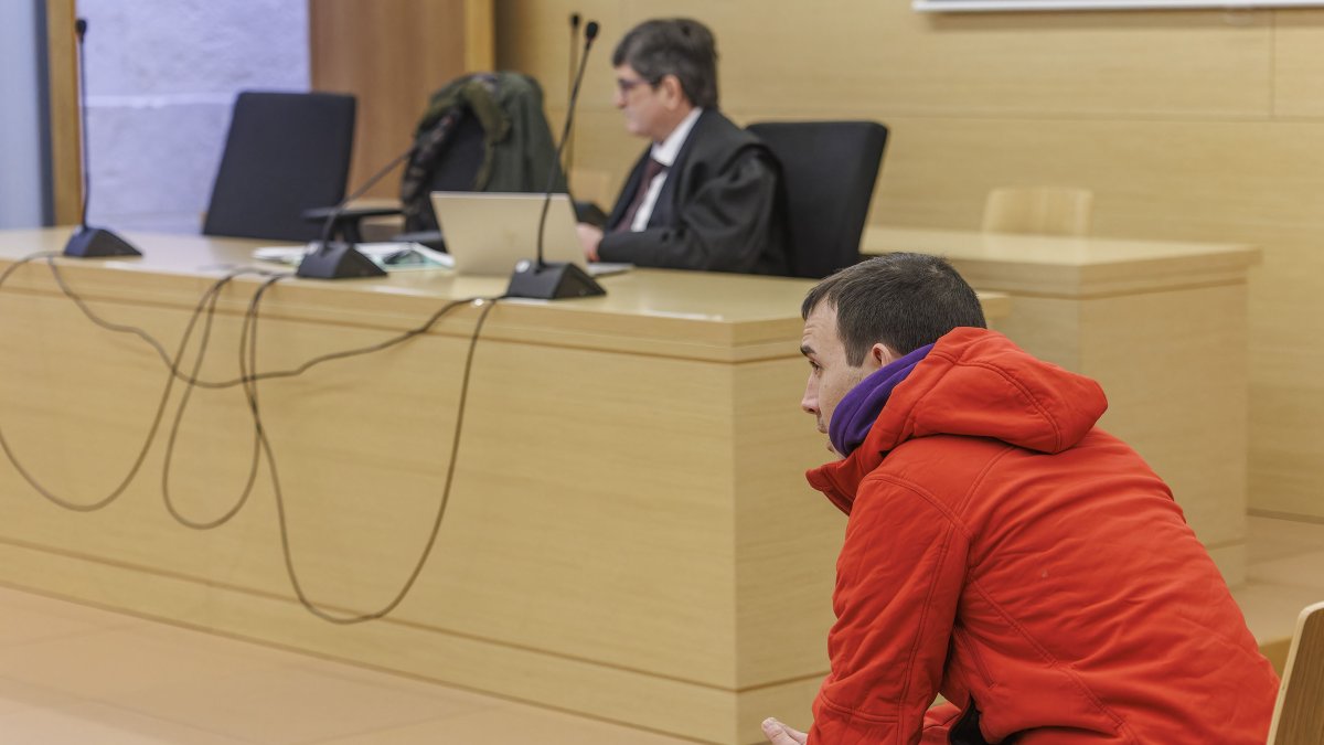 Instante del juicio contra A.C.R. acusado de tenencia ilícita de explosivos y de drogas