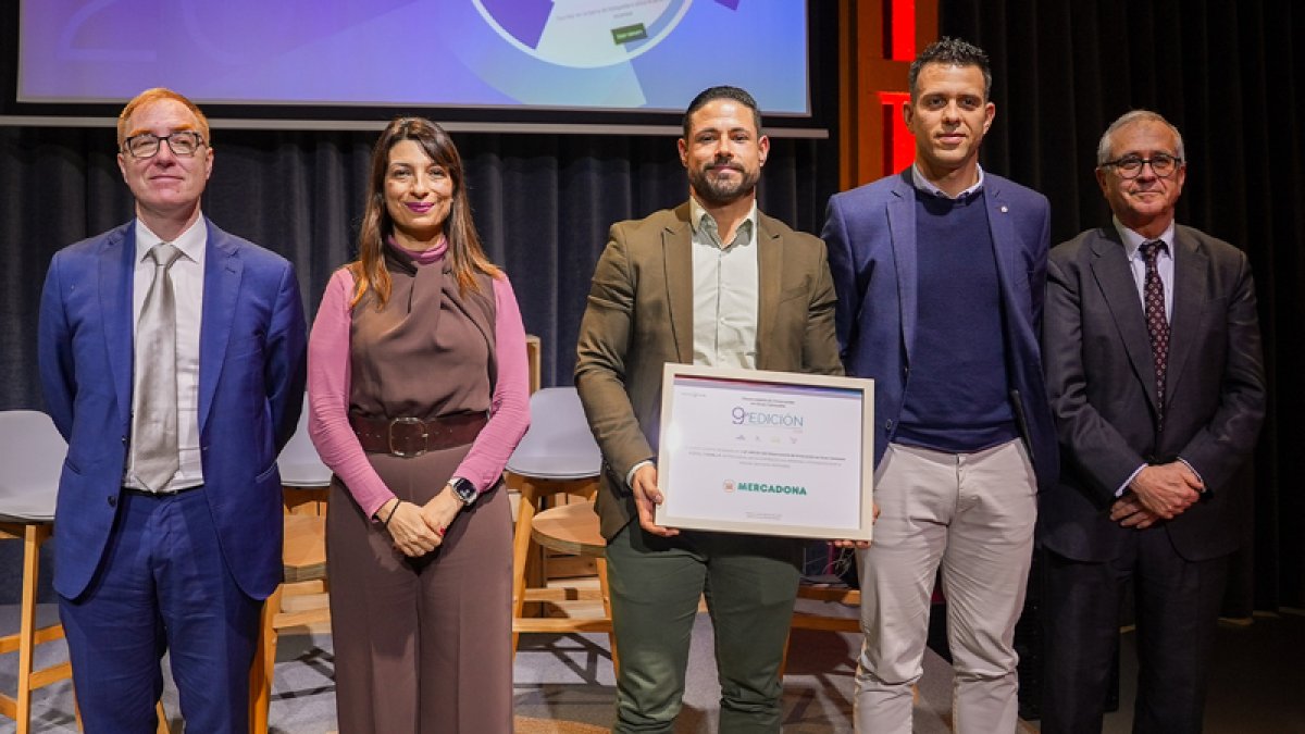 Entrega del reconocimiento a Rubén Calzada y Rafael García, responsables del proyecto 