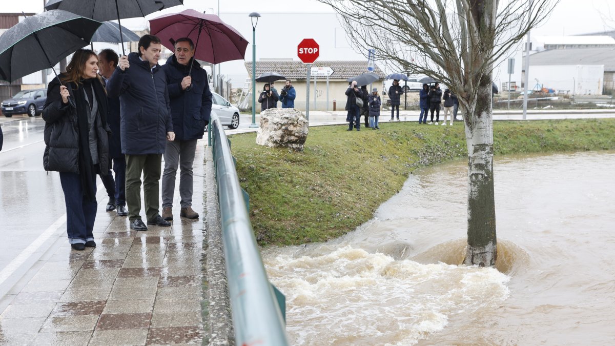 El Presidente de la Junta y candidato a la reeleccion, Alfonso Fernández Mañueco,  junto al rio Ucero en El Burgo de Osma