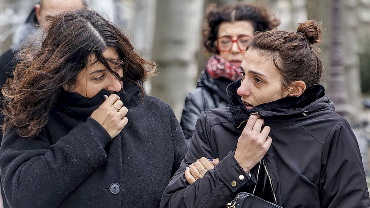 HERMANA DE SERGIO DELGADO, A LA DERECHA, LLEGANDO A LA AUDIENCIA DE BURGOS