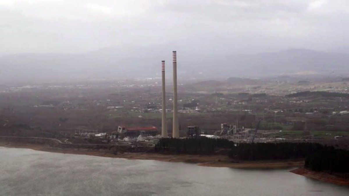 Momento en el que se produce la explosión y caen las chimeneas de la térmica Compostilla II.-ICAL