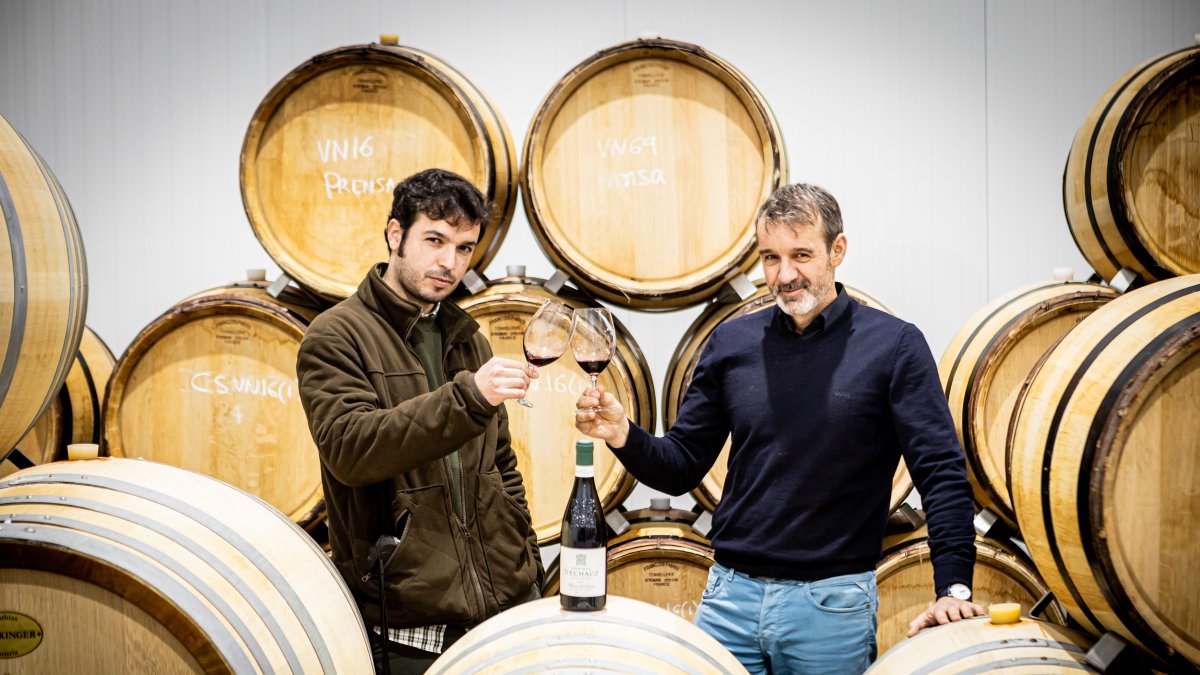 Rafael García y Julián Ramos en las modernas instalaciones de Dominio d’Echauz, un vino ‘nuevo’ que nace sobre décadas de trabajo de campo e investigación genética.