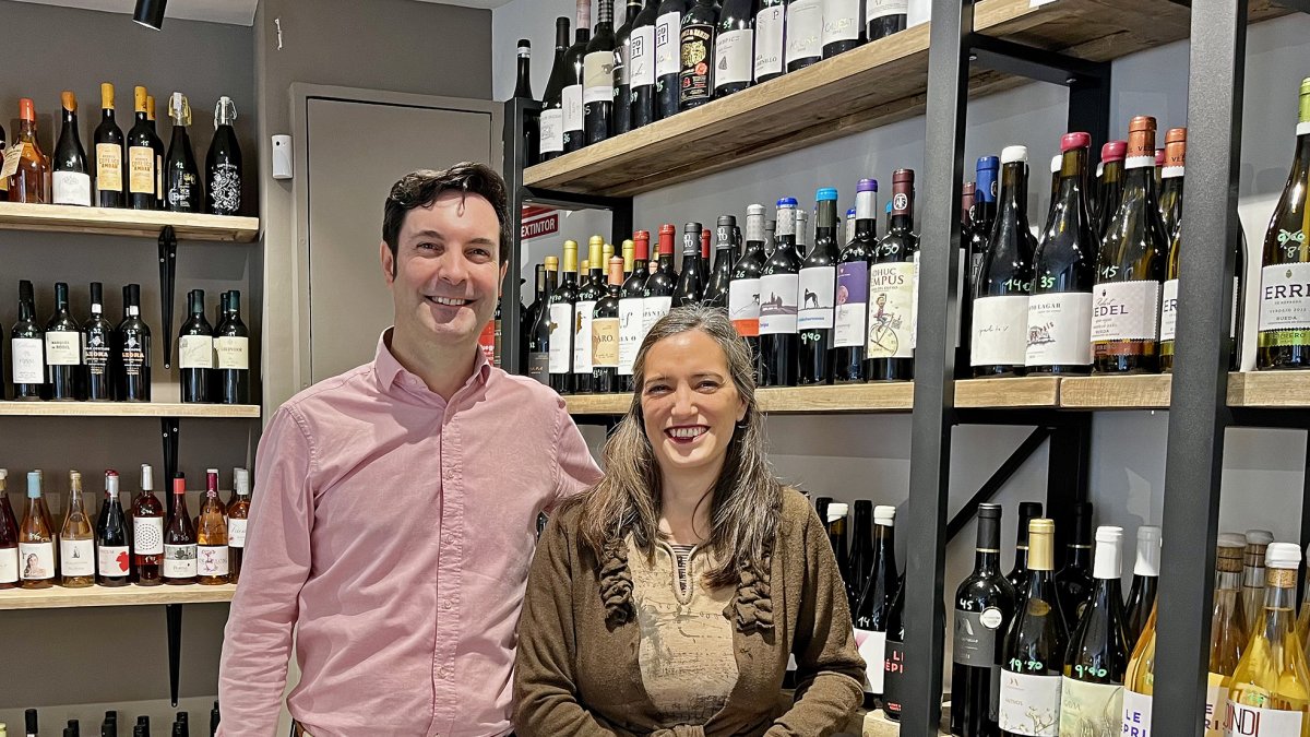 Esta vinoteca abierta hace una década por Julio Díez y Anabel Ordax es un espacio vivo que organiza catas semanales