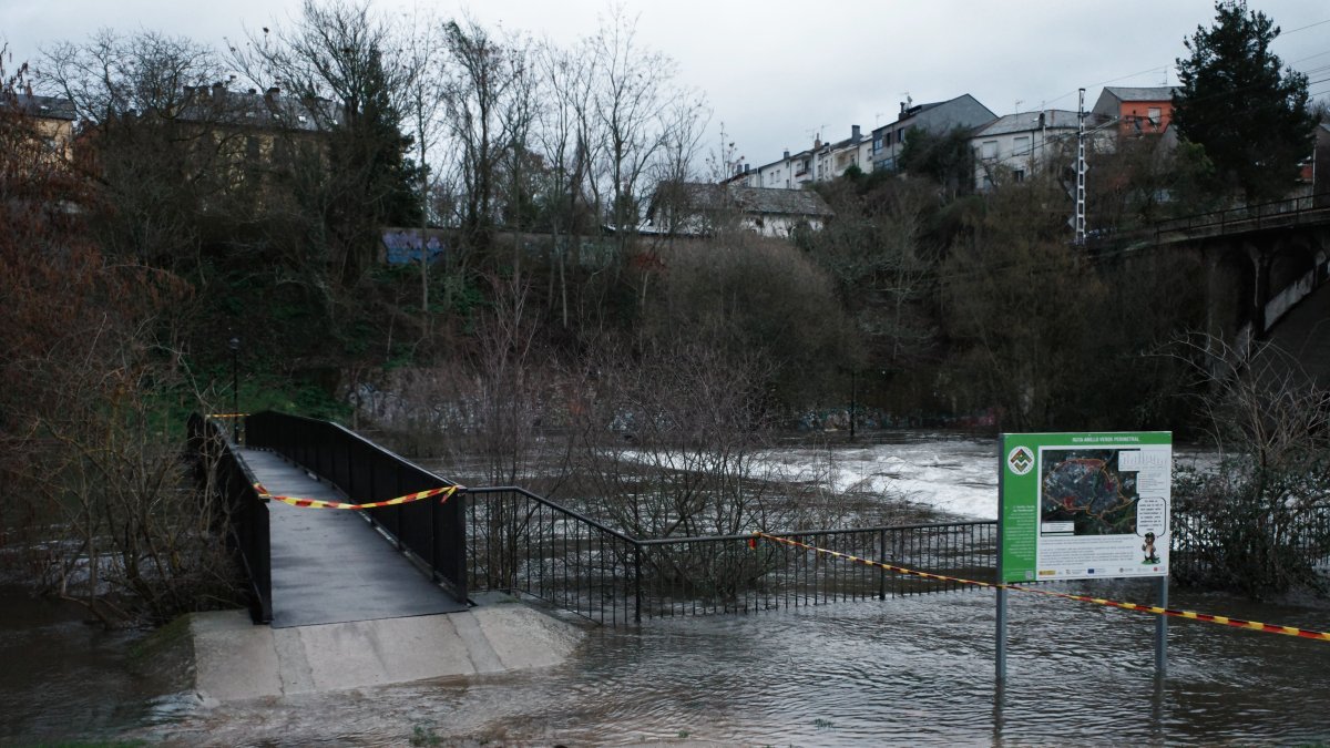 Desbordamiento del río Sil a su paso por el paseo del parque de la Concordia de Ponferrada