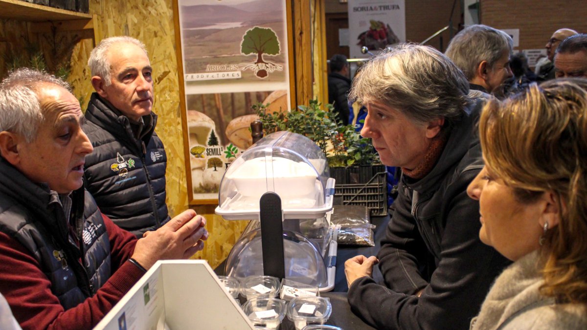 El candidato del PSOE a la Presidencia de la Junta, Carlos Martínez, asiste a la inauguración de la 23ª Feria de la Trufa en Abejar (Soria)