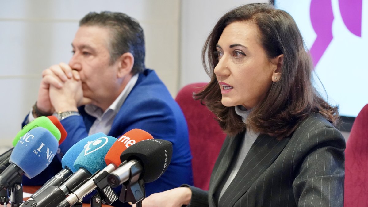 La secretaria general de Unión del Pueblo Leonés y candidata a las Cortes, Alicia Gallego, y el vicesecretario general de UPL y número 2 de la lista, Luis Mariano Santos