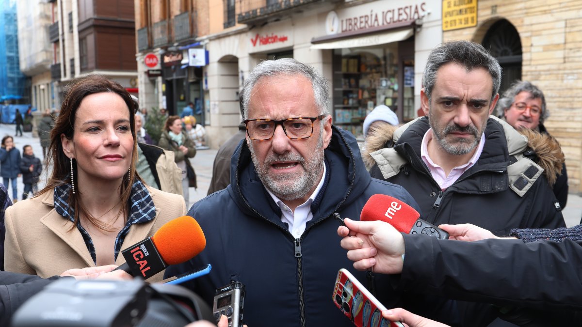 El candidato de VOX a la Presidencia de la Junta, Carlos Pollán, junto a Isabel Pérez y David Hierro
