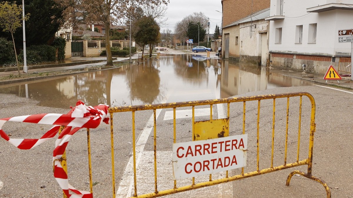 Corte de una carretera de Soria, inundada por la crecida del Duero.