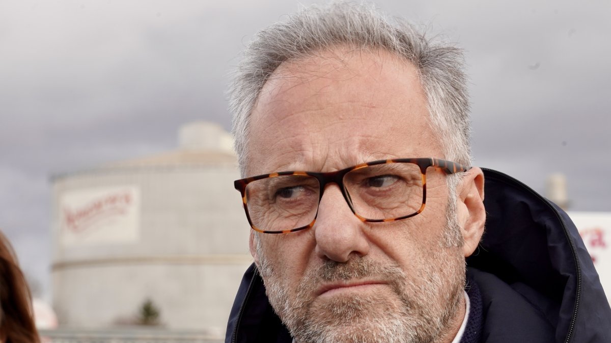 El candidato de Vox a la Presidencia de la Junta de Castilla y León, Carlos Pollán, durante su visita a La Bañeza (León).