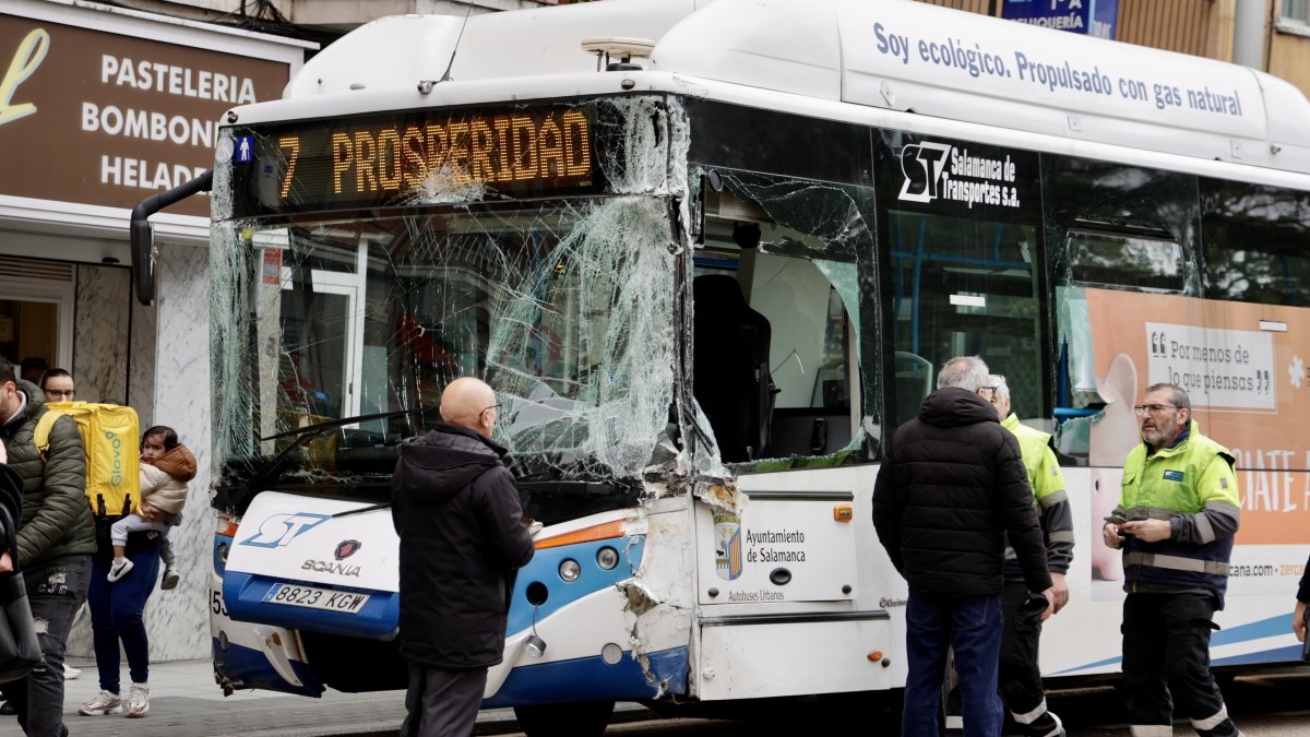 Colisión de un autobús urbano en la Avenida Portugal de Salamanca.