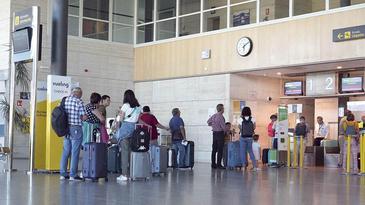 Pasajeros esperando para embarcar en el aeropuerto de Villanubla (Valladolid)