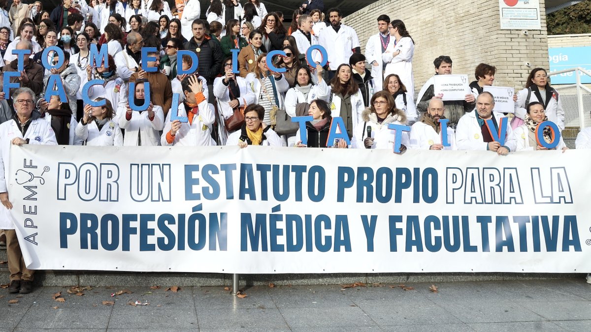 Concentración de médicos en la puerta del hospital Gregorio Marañon, en huelga contra la reforma del Estatuto Marco