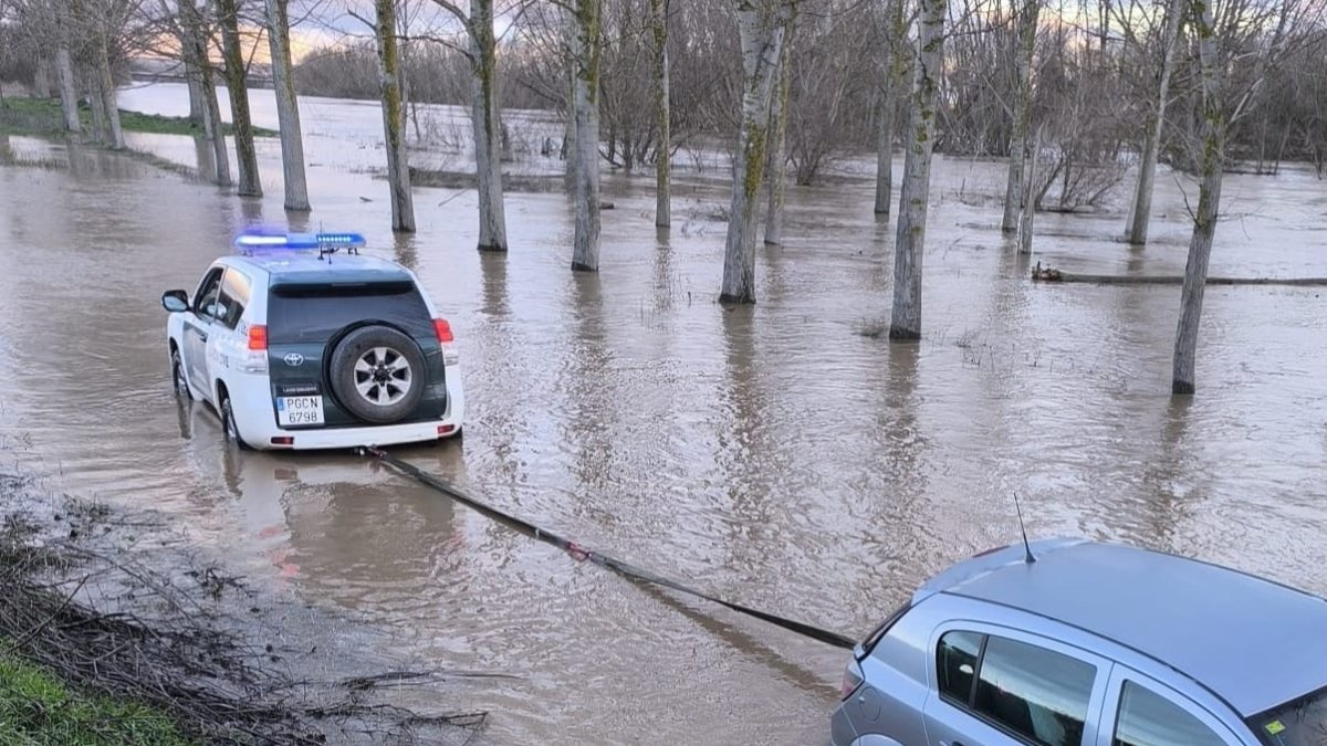 La Guardia Civil remolca un coche atrapado en un camino anegado por el Duero en Zamora