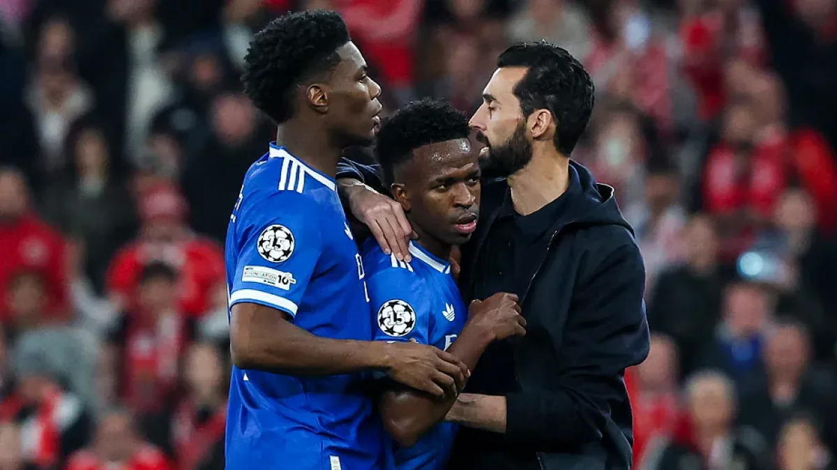 Arbeloa y Tchouamèni abrazan a Vinicius.