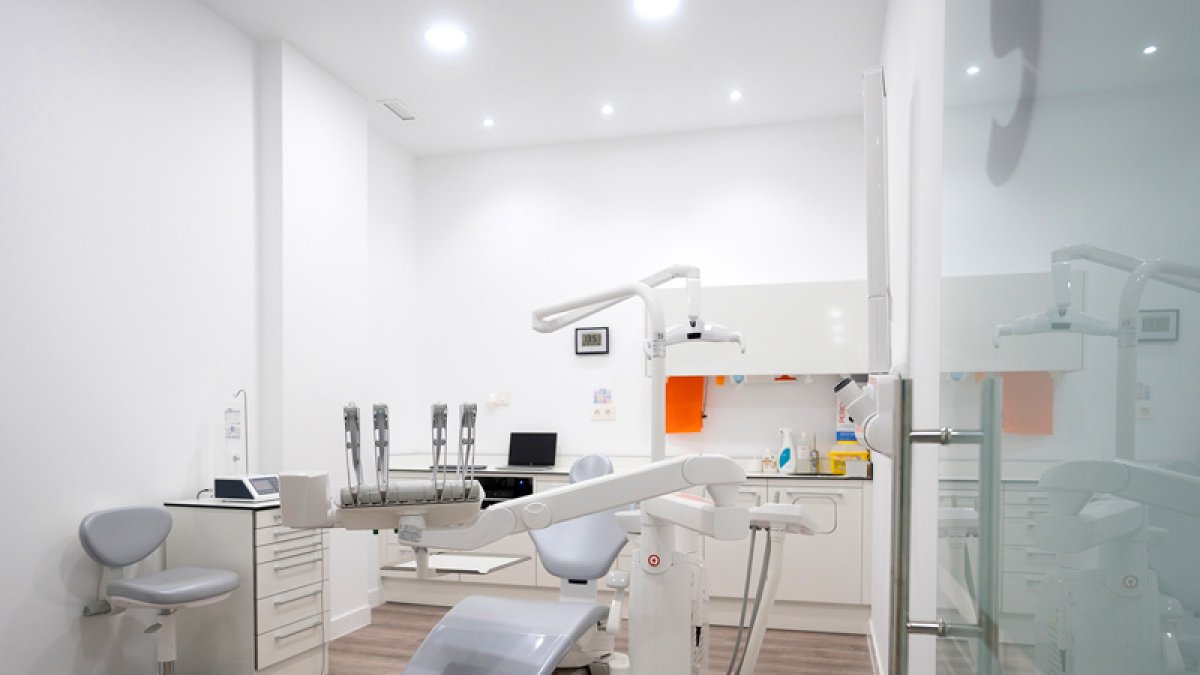 Las instalaciones de  Sonrisalud están totalmente renovadas y equipadas con tecnología de última generación. En la imagen, gabinete de una de las clínicas de Valladolid. 