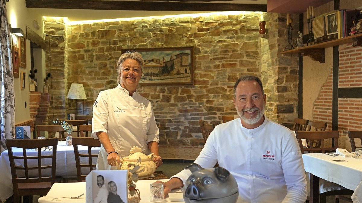 El cocinero Pedro Castillo y su mujer Eva García regentan desde hace casi treinta años Casa Coscolo, una referencia obligada para disfrutar del cocido maragato