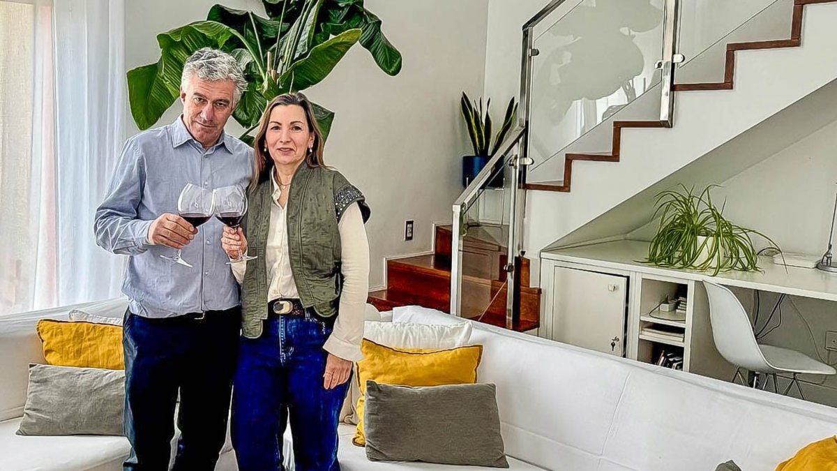 Máxima y Santiago posan en el que fue su hogar durante años, transformado hoy en «oasis rural».