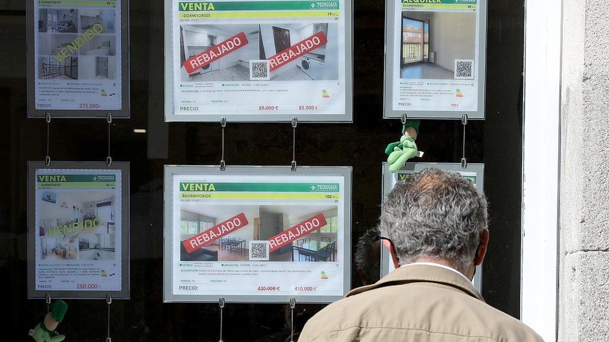 Un hombre en el escaparate de una inmobiliaria