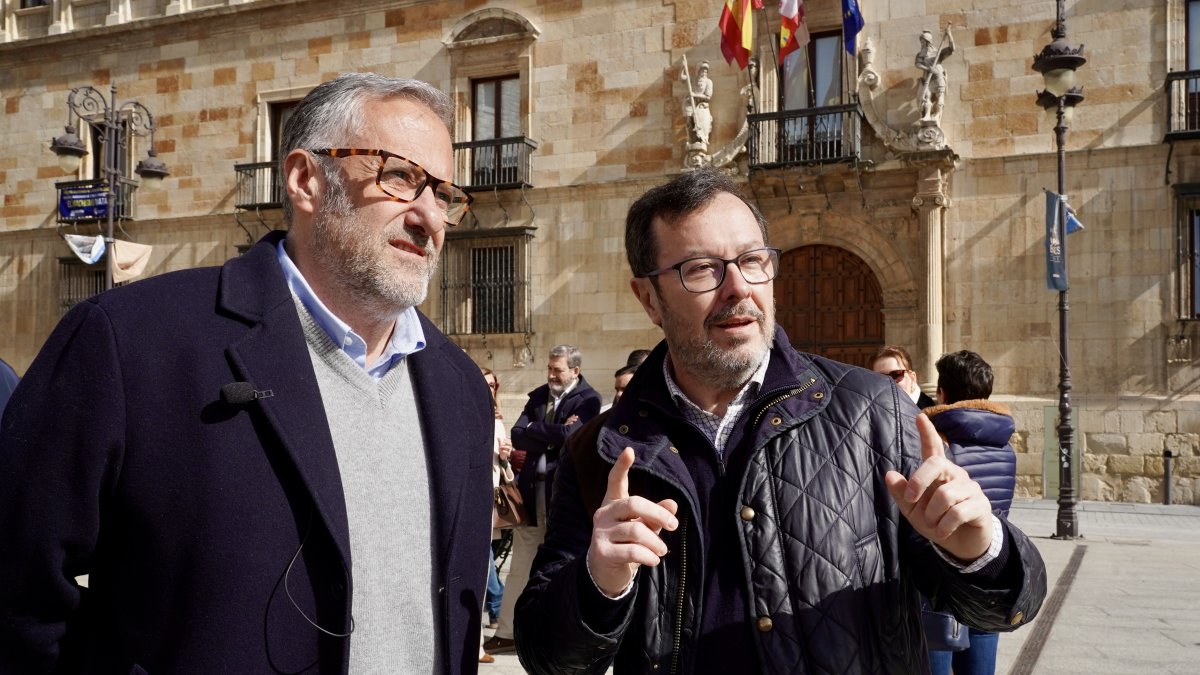 El portavoz nacional de Vox, José Antonio Fúster, y el candidato a la Presidencia de la Junta de Castilla y León, Carlos Pollán